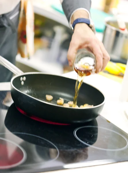 Manliga chef händer — Stockfoto