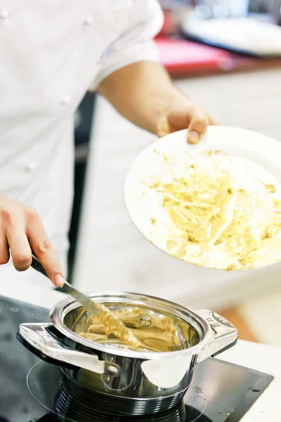 Mannelijke chef-kok handen — Stockfoto