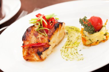 Balık biftek kiraz domates ile