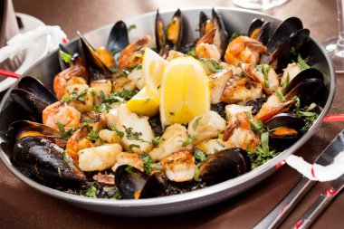 Deniz ürünleri Paella tavası