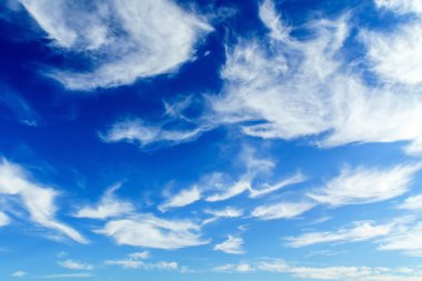 Bulutlu güzel mavi gökyüzü