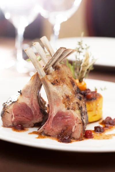 Chuletas de cordero en plato —  Fotos de Stock