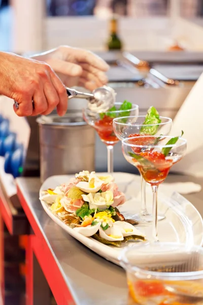 Apéritif savoureux sur assiette — Photo