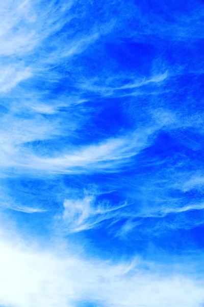 Schöner blauer Himmel mit Wolken — Stockfoto