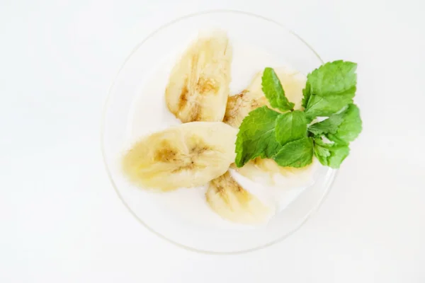 Desayuno con plátano y yogur — Foto de Stock