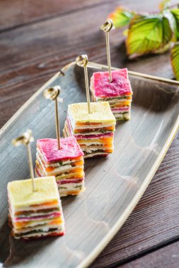 Vejetaryen kanepeler plaka üzerinde