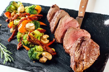 Kızarmış et ve sebze.