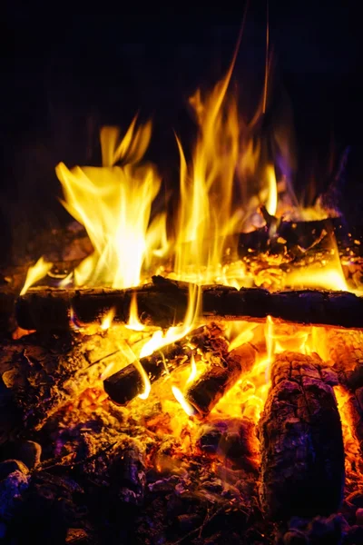 Fuego ardiente en la noche —  Fotos de Stock