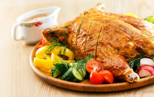 Sabroso pollo relleno con verduras — Foto de Stock