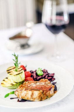 Izgara sebzeli biftek.