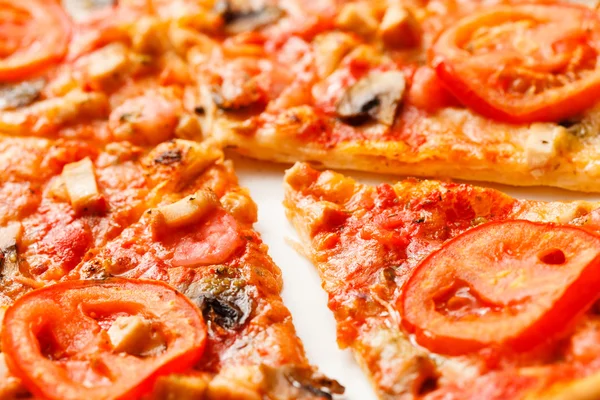Restaurang pizza med grönsaker — Stockfoto