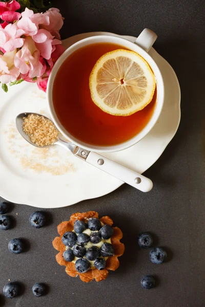 Šálek čaje s borůvkový koláč — Stock fotografie