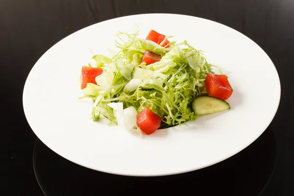 Insalata fresca sul piatto — Foto Stock