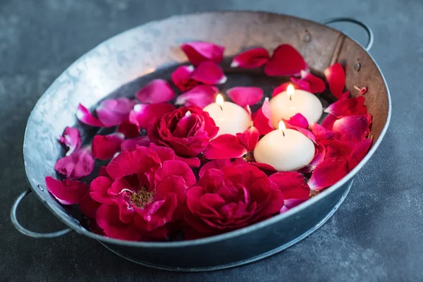 Rose rosse con petali e candele — Foto Stock