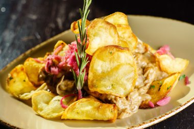 Jambonlu patates salatası.