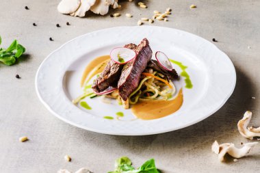 plaka üzerinde sebzeli biftek