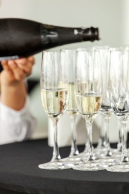 Masada bir kadeh şampanya.
