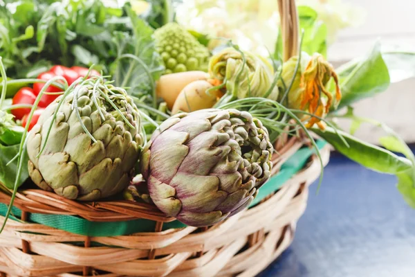 Świeże warzywa w koszyku — Zdjęcie stockowe