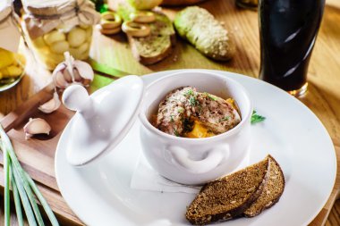 Lezzetli gulaş güveç tencerede 