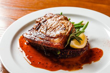 Kırmızı lahana ile eti biftek