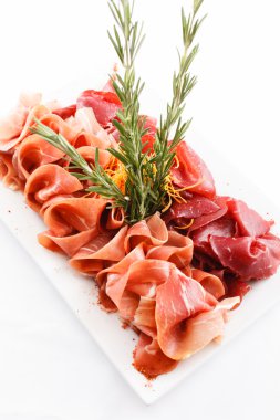 etli meze tabağı üzerinde