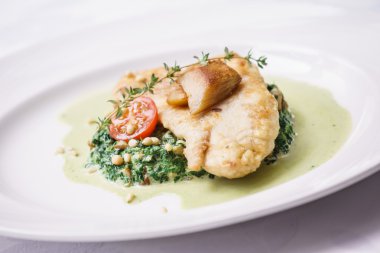 plaka üzerinde soslu balık