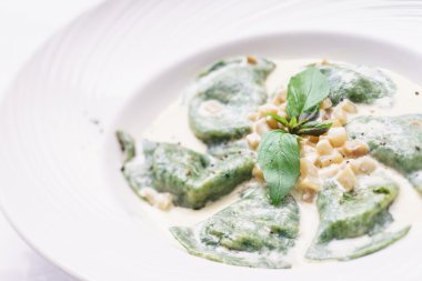 plaka üzerinde soslu Ravioli