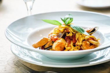 sağlıklı deniz ürünleri makarna