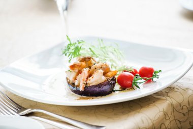 karides ile doldurulmuş patlıcan