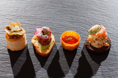 Çeşitli taze kanepeler