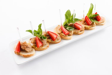 meze beyaz üzerine çilek ile