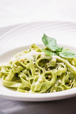 Yeşil makarna çeşitleri ile fesleğen yaprakları