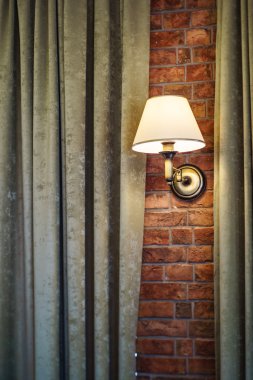 otel odasında lamba