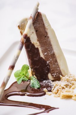 dondurma pasta plaka üzerinde