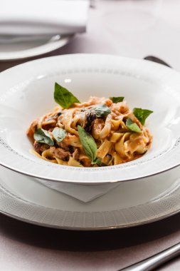 Deniz ürünleri makarna plaka