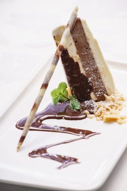 dondurma pasta plaka üzerinde