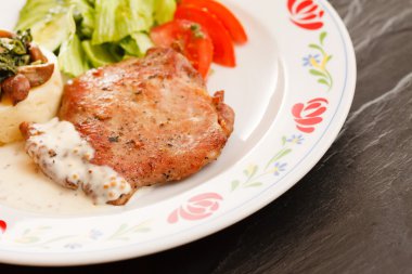 etli salata tabağı üzerinde