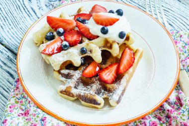 Waffle taze çilek ile