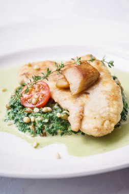 plaka üzerinde soslu balık