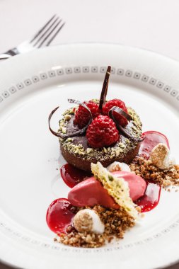 Çikolatalı kek ahududu