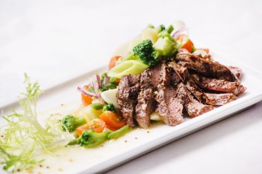 etli sebze plaka üzerinde