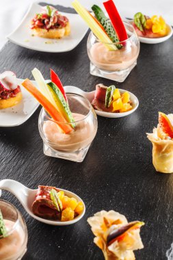 Lezzetli aperatif masada.