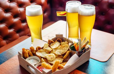 bira tabak ve bardak bira