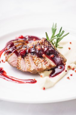 ördek göğsü patates püresi ile