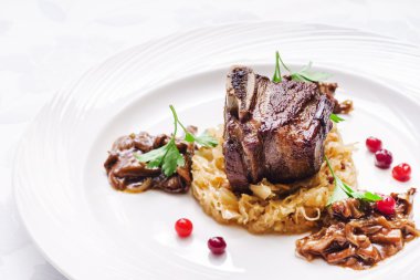 etli lahana plaka üzerinde