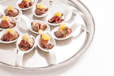 Etli meze kaşık tepsi içinde