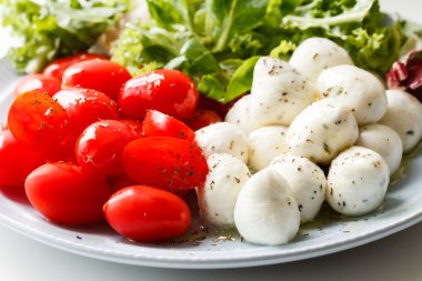 İtalyan salatası mozzarella ve domates