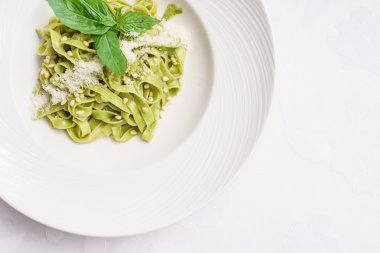 Yeşil makarna çeşitleri ile fesleğen yaprakları