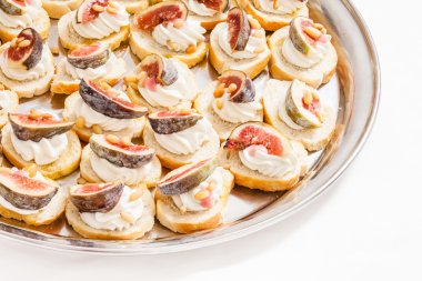 Krem peynir ve incir ile kanepeler