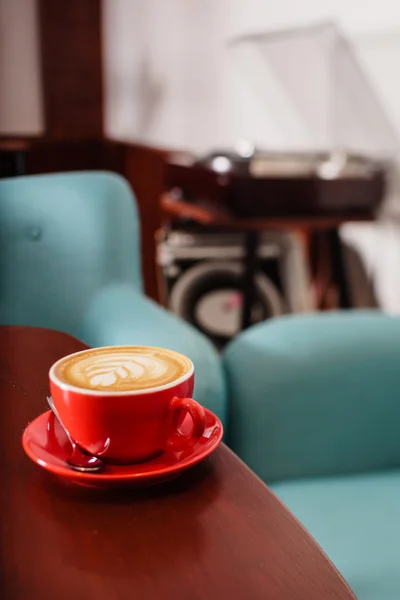 Kopje cappuccino op tafel — Stockfoto